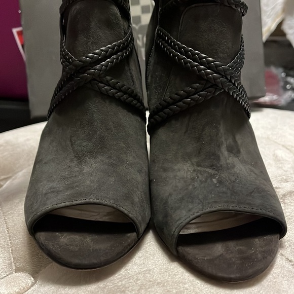 Vince Camuto dark gray leather booties with zipper, size 7.5 - Picture 3 of 8